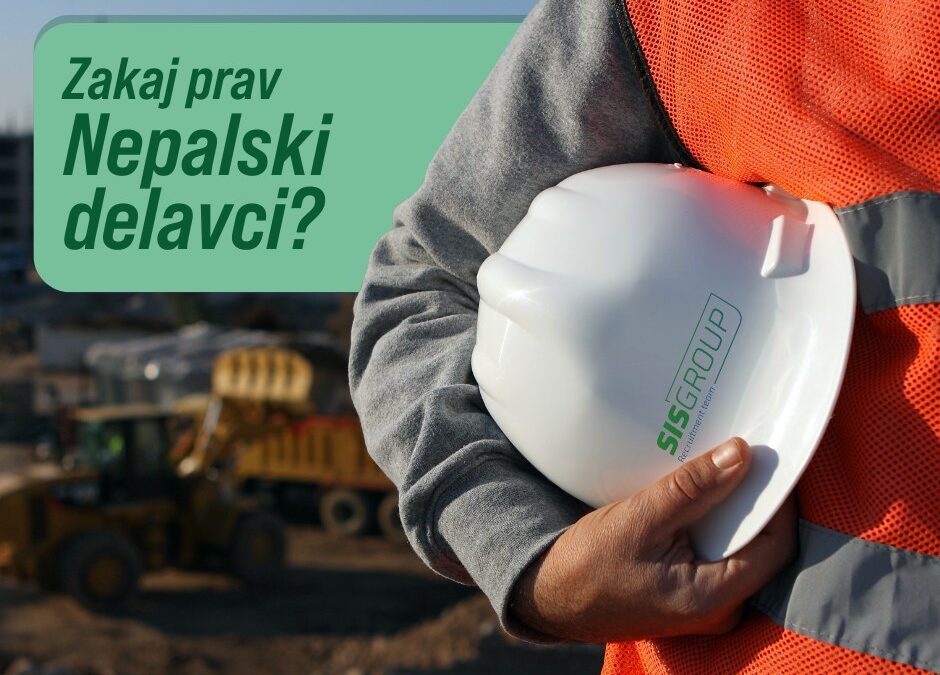 Nepalski delavec s čelado z logotipom SIS Group – simbol zanesljivosti in sodelovanja.